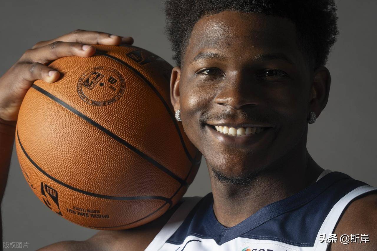 LOL电竞平台 -美国篮球运动员小肯尼斯洛夫顿比赛视频